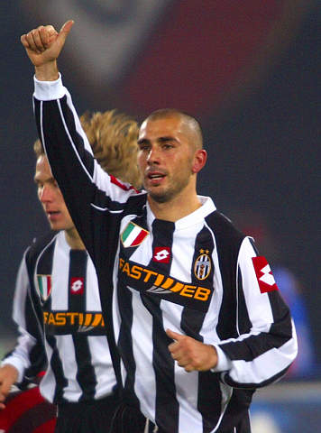 后卫身体对抗强度惊人，主帅盛赞（后卫对抗硬度爆表，主帅力赞）