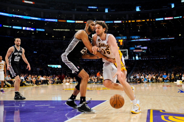 对阵都灵时的这粒任意球，至今仍让红黑军团球迷津津乐道（对都灵那记任意球，至今仍令红黑军团球迷回味无穷）