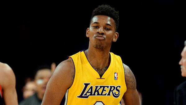 上海申花客场对阵广岛三箭，虽0-2落败，但有望晋级，展现顽强斗志，助力海港复仇。（申花客场0-2负广岛三箭 仍存晋级曙光，顽强斗志助力海港复仇）