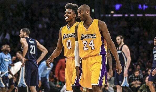 德甲生涯第10次戴帽，凯恩赛后将比赛用球带走收藏（凯恩德甲第10次上演帽子戏法，赛后带走比赛用球留作纪念）