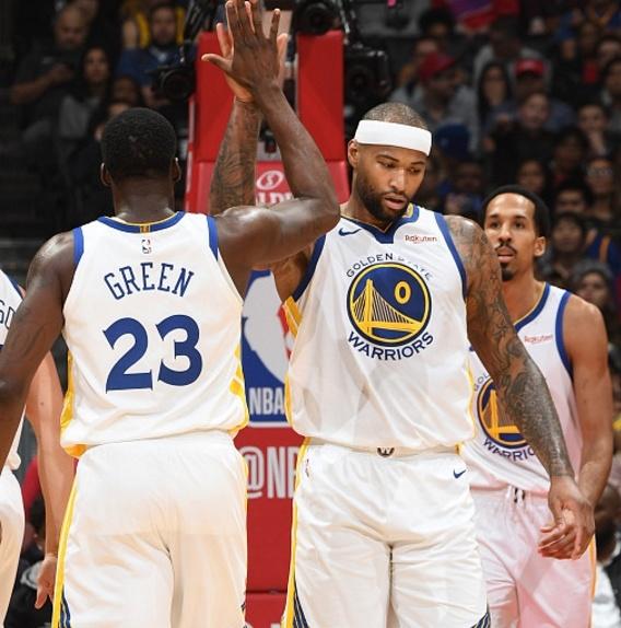 记者：穆斯卡特并不是被“气”走了，他是抽空去上了个厕所（记者：穆斯卡特并非拂袖离场，只是中途去上厕所）