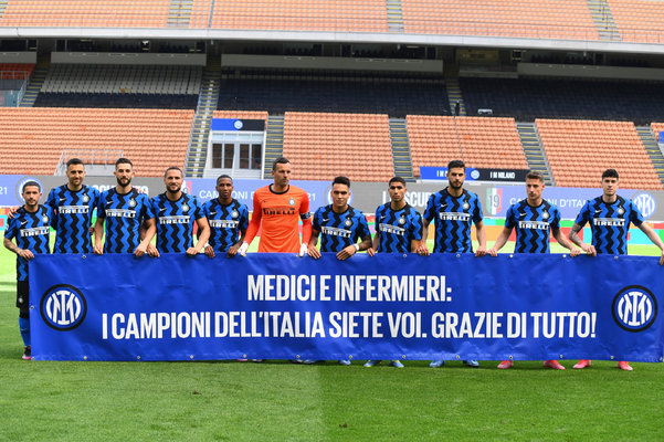 混团夺冠，国乒陪练角落等待，谁注意孙颖莎举动，刘国梁没说错（混合团体夺冠，国乒陪练默默守在角落，孙颖莎细节引发关注，刘国梁说得没错）