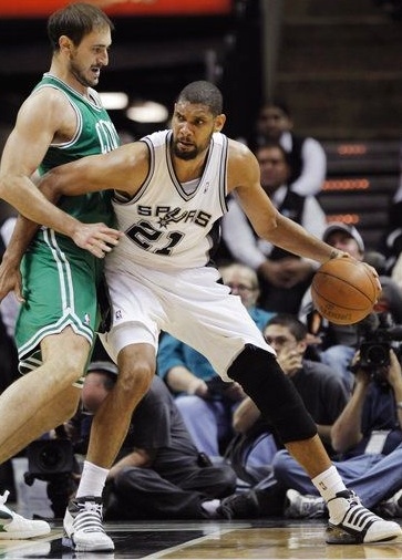 广东男篮在CBA杯赛中以94-80击败广州男篮，奎恩全场高效表现，贡献29分6篮板7助攻5抢断，助力球队取得首胜。（CBA杯：广东94-80力克广州，奎恩高效29分6板7助5断助队迎首胜）