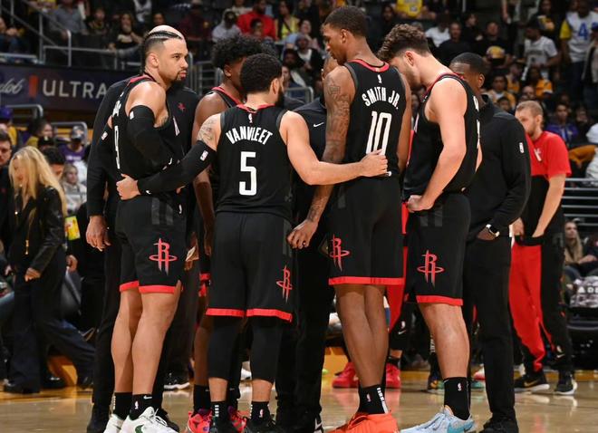 曼联积极追求希腊天才穆扎基蒂斯，有望在2026年夏季转会窗前完成交易。（曼联加速追逐希腊新星穆扎基蒂斯，交易或将于2026年夏窗前敲定）