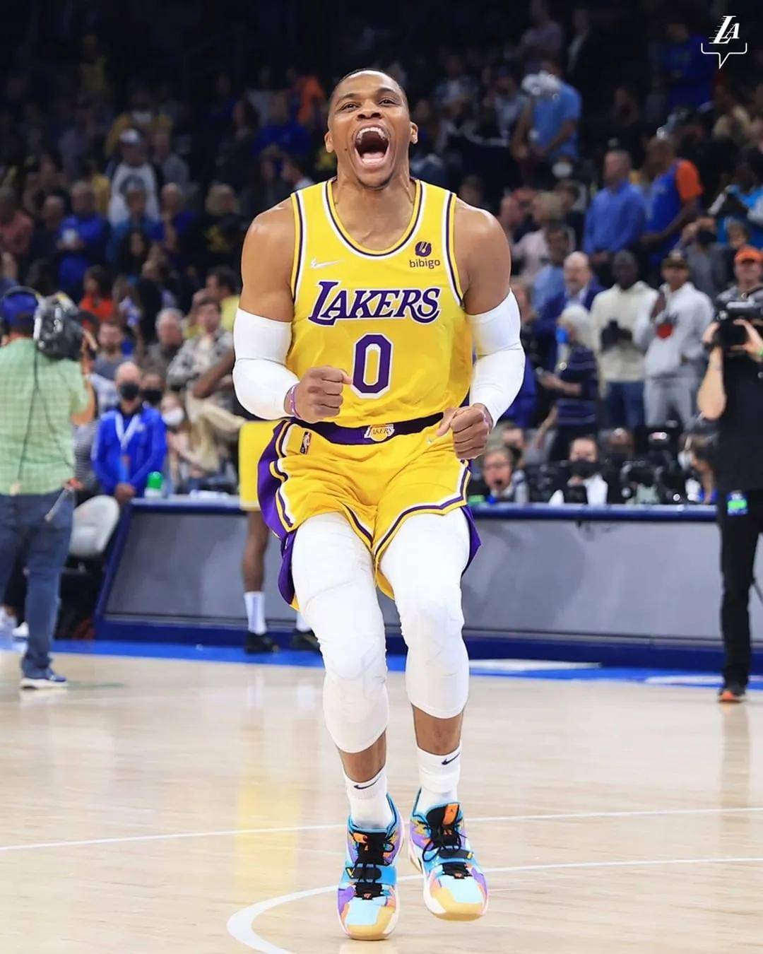 有些事情总要有人做，麦卡利斯特进球后“致敬”阿诺德（总有人要做这件事：麦卡利斯特破门后向阿诺德致意）